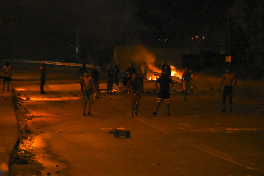 Οδοφράγματα και φωτιές από Ρομά για τον 18χρονο στη Μεσσήνη