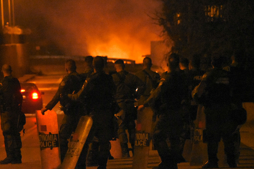 Οδοφράγματα και φωτιές από Ρομά για τον 18χρονο στη Μεσσήνη