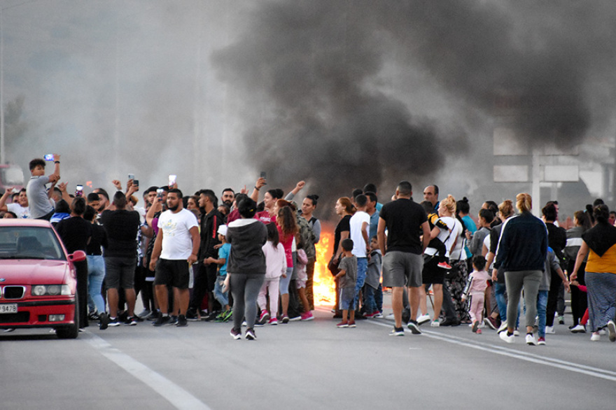Οδοφράγματα και φωτιές από Ρομά για τον 18χρονο στη Μεσσήνη