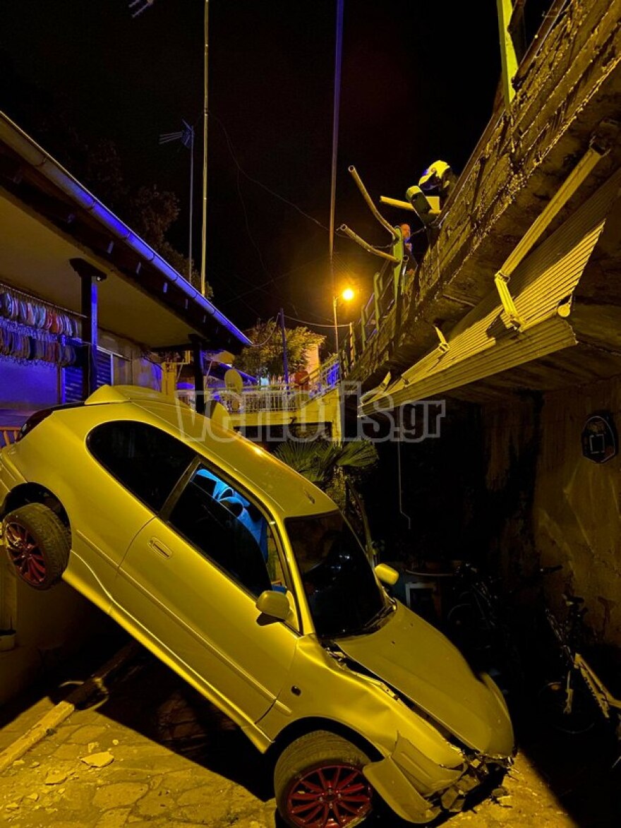 Τροχαίο στη Βέροια: Αυτοκίνητο βγήκε εκτός δρόμου... και προσγειώθηκε στην αυλή σπιτιού