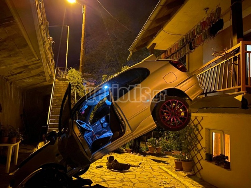 Τροχαίο στη Βέροια: Αυτοκίνητο βγήκε εκτός δρόμου... και προσγειώθηκε στην αυλή σπιτιού