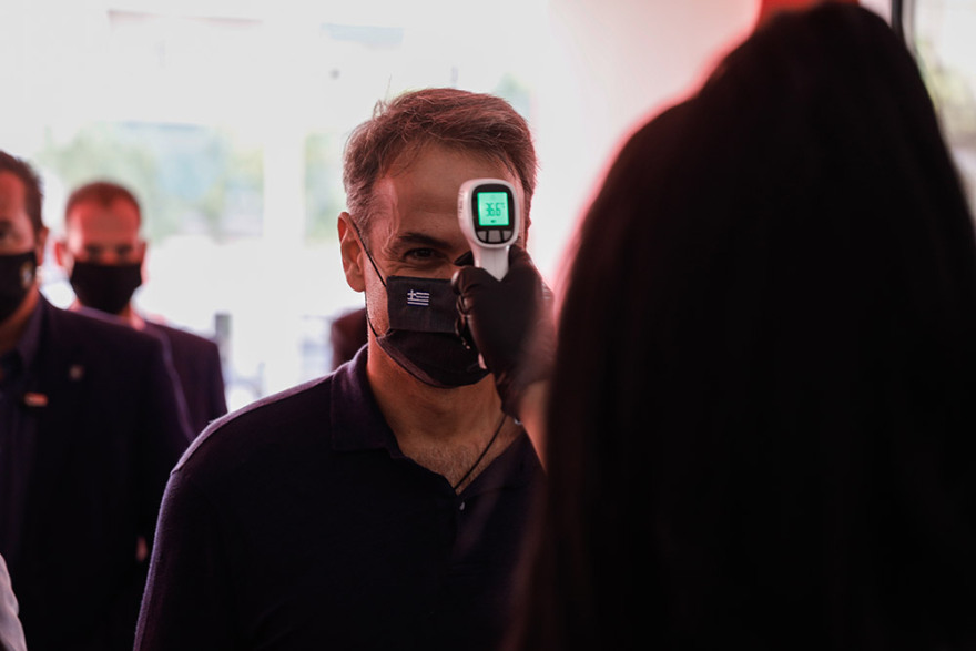 Ο Μητσοτάκης στο Μουσείο Σύγχρονης Τέχνης - Αποχώρησε οδηγώντας ένα Tesla