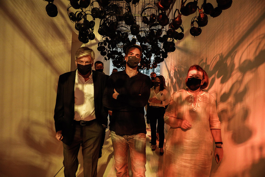 Ο Μητσοτάκης στο Μουσείο Σύγχρονης Τέχνης - Αποχώρησε οδηγώντας ένα Tesla