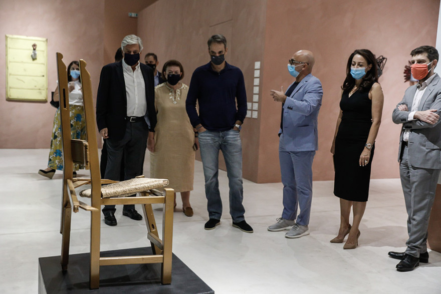 Ο Μητσοτάκης στο Μουσείο Σύγχρονης Τέχνης - Αποχώρησε οδηγώντας ένα Tesla