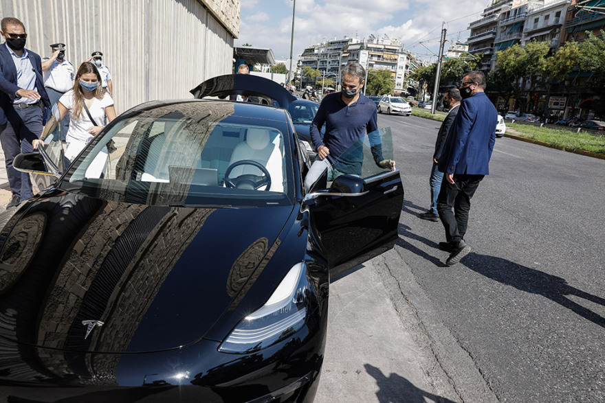 Ο Μητσοτάκης στο Μουσείο Σύγχρονης Τέχνης - Αποχώρησε οδηγώντας ένα Tesla