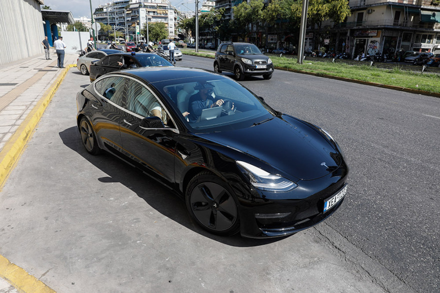 Ο Μητσοτάκης στο Μουσείο Σύγχρονης Τέχνης - Αποχώρησε οδηγώντας ένα Tesla