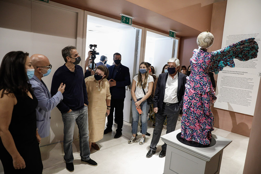 Ο Μητσοτάκης στο Μουσείο Σύγχρονης Τέχνης - Αποχώρησε οδηγώντας ένα Tesla