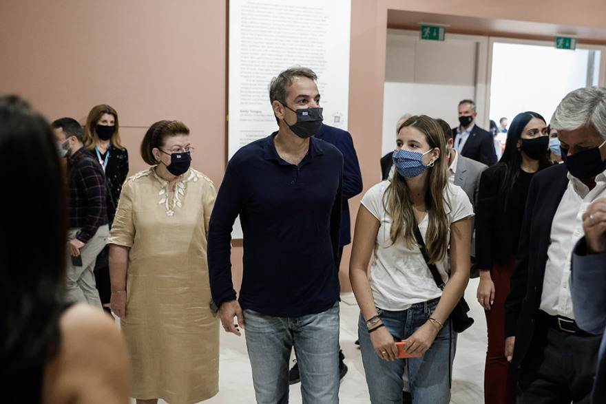 Ο Μητσοτάκης στο Μουσείο Σύγχρονης Τέχνης - Αποχώρησε οδηγώντας ένα Tesla