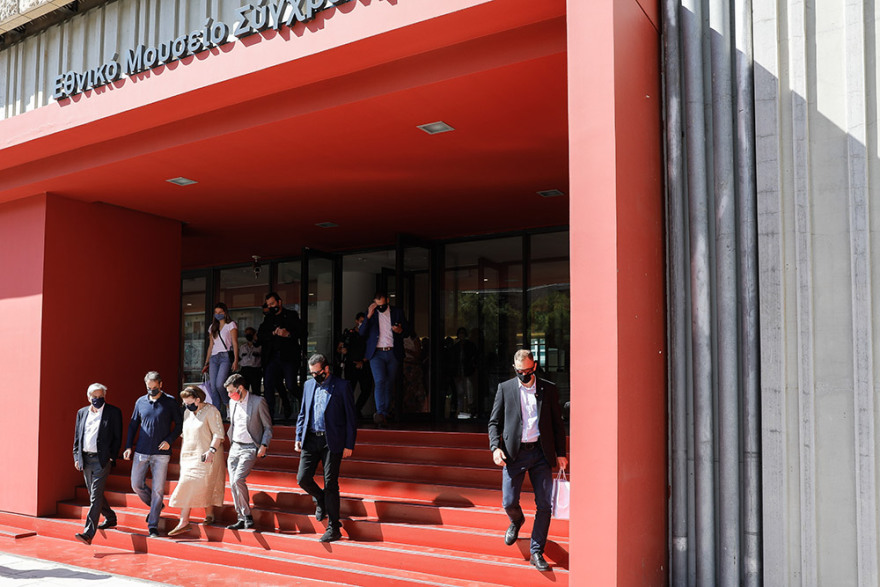 Ο Μητσοτάκης στο Μουσείο Σύγχρονης Τέχνης - Αποχώρησε οδηγώντας ένα Tesla