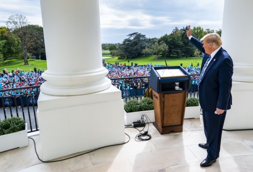 Νέο σόου Τραμπ: Βγήκε στο μπαλκόνι του Λευκού Οίκου για να δηλώσει «είμαι καλά» 