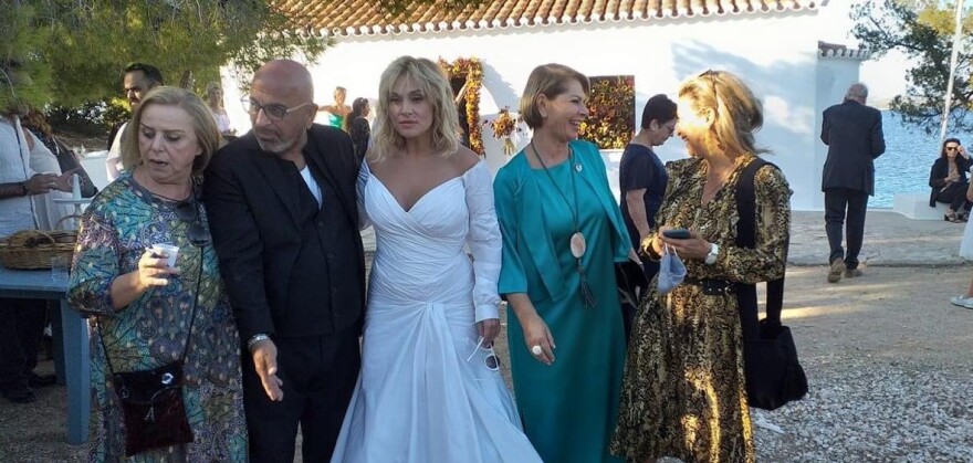 Ελεωνόρα Ζουγανέλη - Σπύρος Δημητρίου: Παραδοσιακός γάμος με καΐκι και συνοδεία μουσικών 