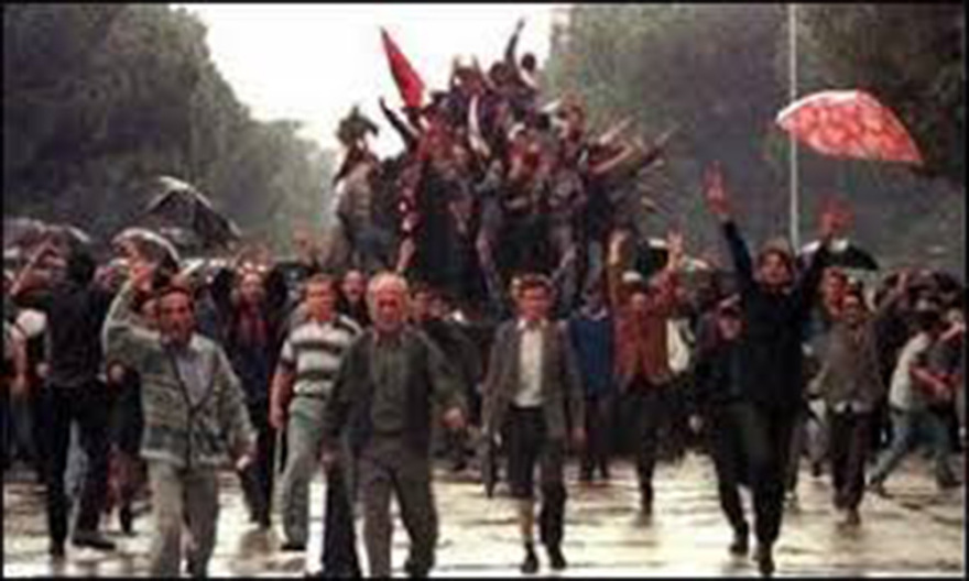 Αλβανία 1997:Η εξέγερση των πυραμίδων, η σύγκρουση βορρά-νότου και η λεηλασία των αποθηκών του Στρατού