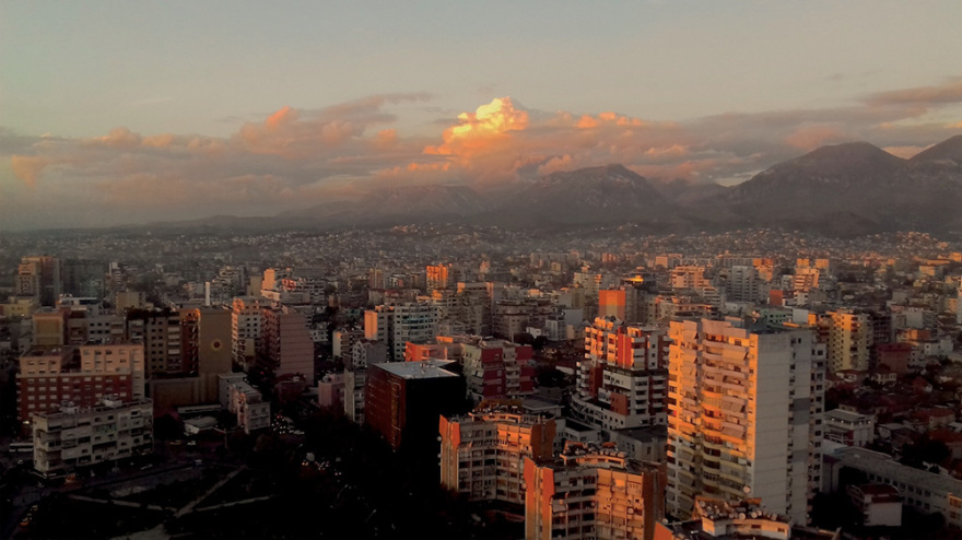 Αλβανία 1997:Η εξέγερση των πυραμίδων, η σύγκρουση βορρά-νότου και η λεηλασία των αποθηκών του Στρατού