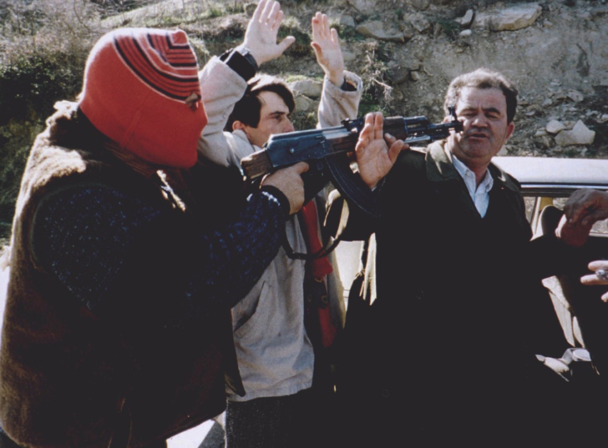 Αλβανία 1997:Η εξέγερση των πυραμίδων, η σύγκρουση βορρά-νότου και η λεηλασία των αποθηκών του Στρατού