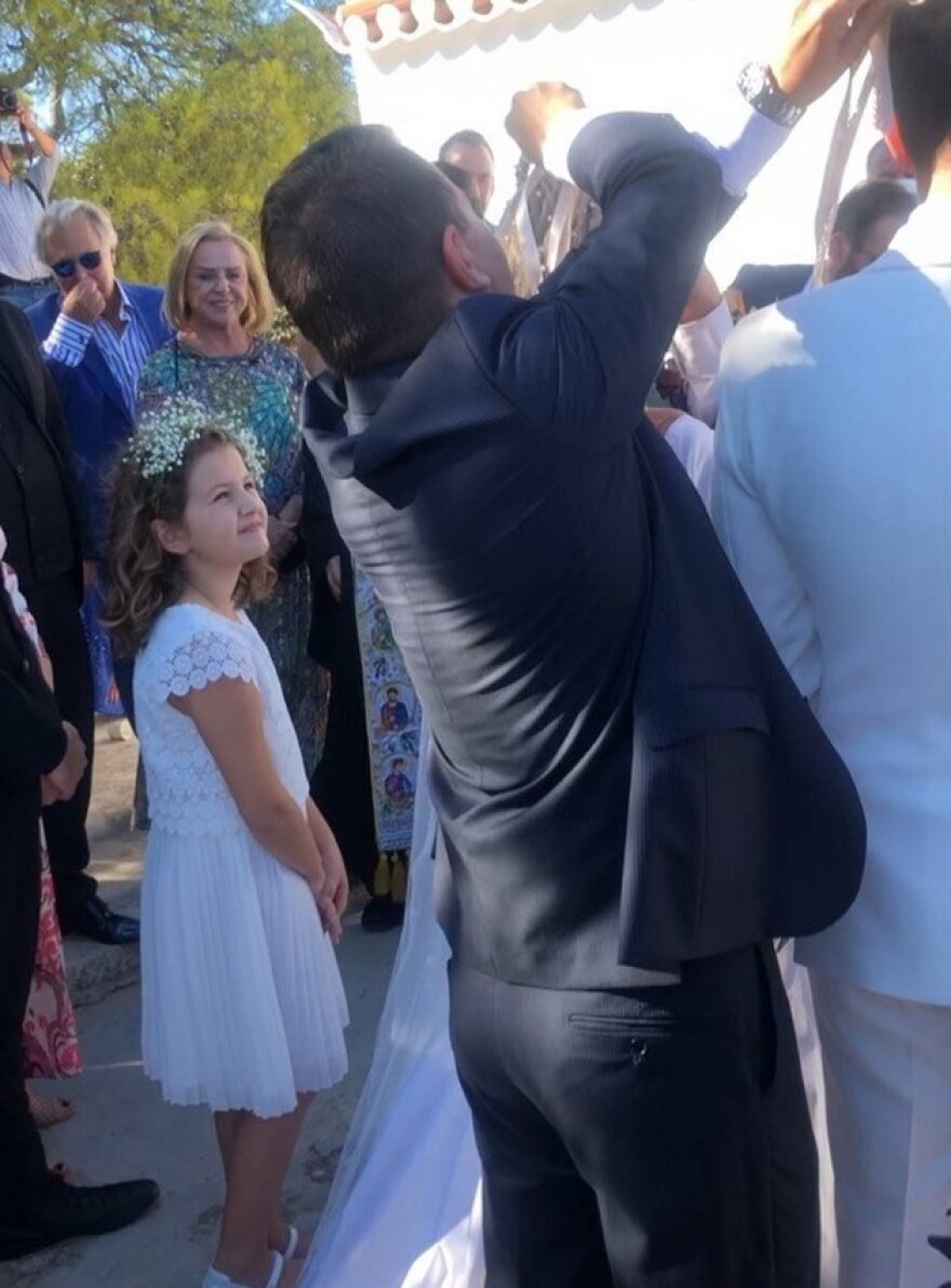 Ελεωνόρα Ζουγανέλη - Σπύρος Δημητρίου: Παραδοσιακός γάμος με καΐκι και συνοδεία μουσικών 