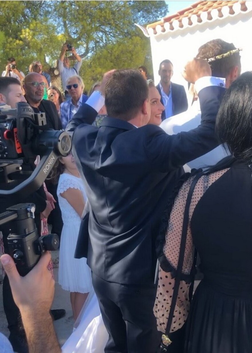 Ελεωνόρα Ζουγανέλη - Σπύρος Δημητρίου: Παραδοσιακός γάμος με καΐκι και συνοδεία μουσικών 