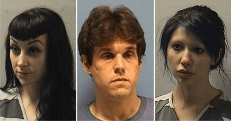 Αυτές είναι οι δύο «αφέντρες» που συνελήφθησαν να γυρίζουν πορνό με ιερέα σε ναό (Φωτογραφίες)