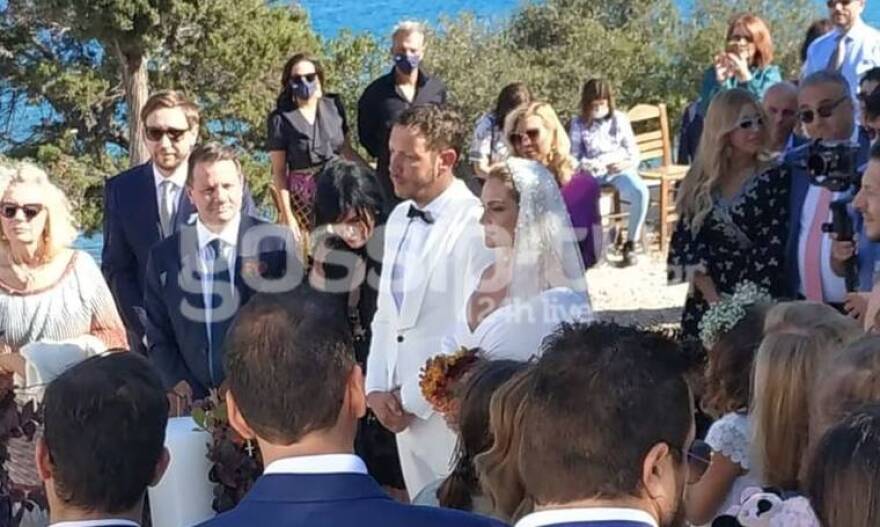 Ελεωνόρα Ζουγανέλη - Σπύρος Δημητρίου: Παραδοσιακός γάμος με καΐκι και συνοδεία μουσικών 