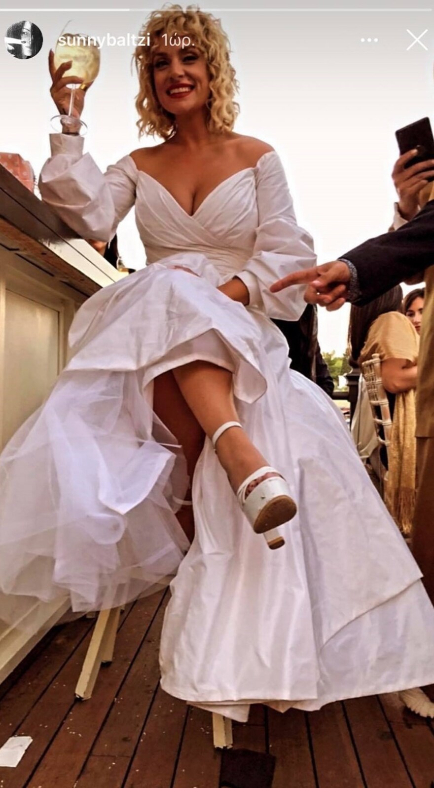 Η νύφη Ελεωνόρα Ζουγανέλη ποζάρει στον φακό της κουμπάρας της, Σάννυς Μπαλτζή