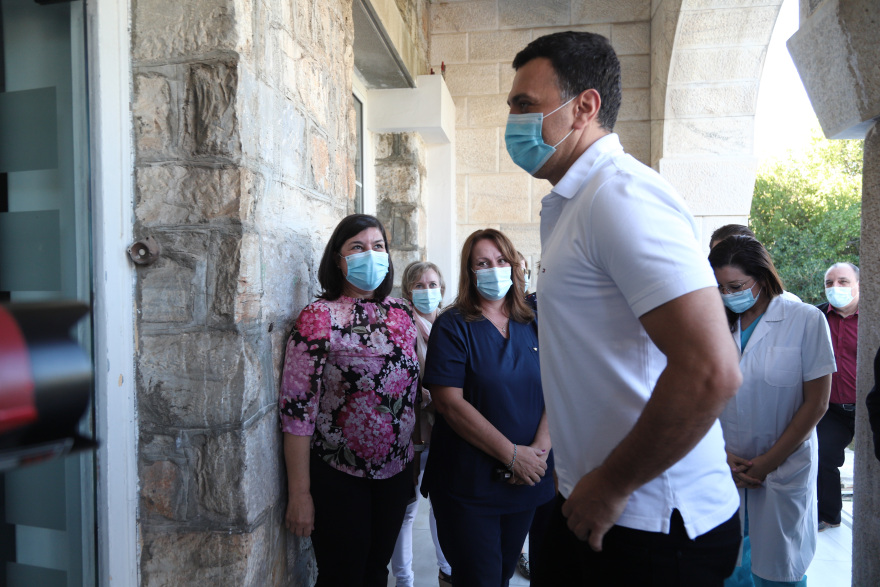 Στο Νοσοκομείο Παίδων Πεντέλης ο Βασίλης Κικίλιας - Δείτε φωτογραφίες