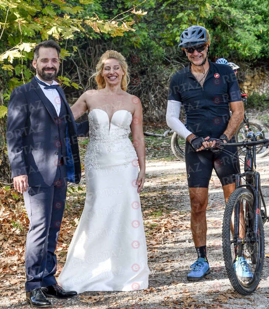 Μητσοτάκης: Έκανε ποδήλατο και... πόζαρε με νεόνυμφους στη γαμήλια φωτογράφισή τους 