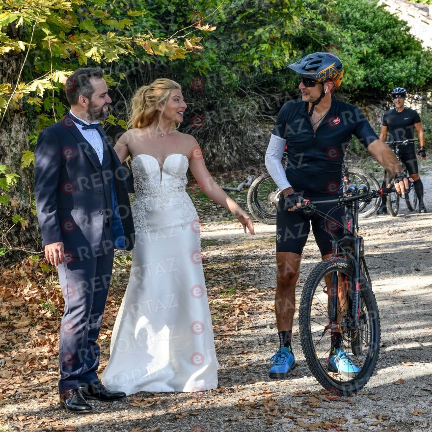 Μητσοτάκης: Έκανε ποδήλατο και... πόζαρε με νεόνυμφους στη γαμήλια φωτογράφισή τους 