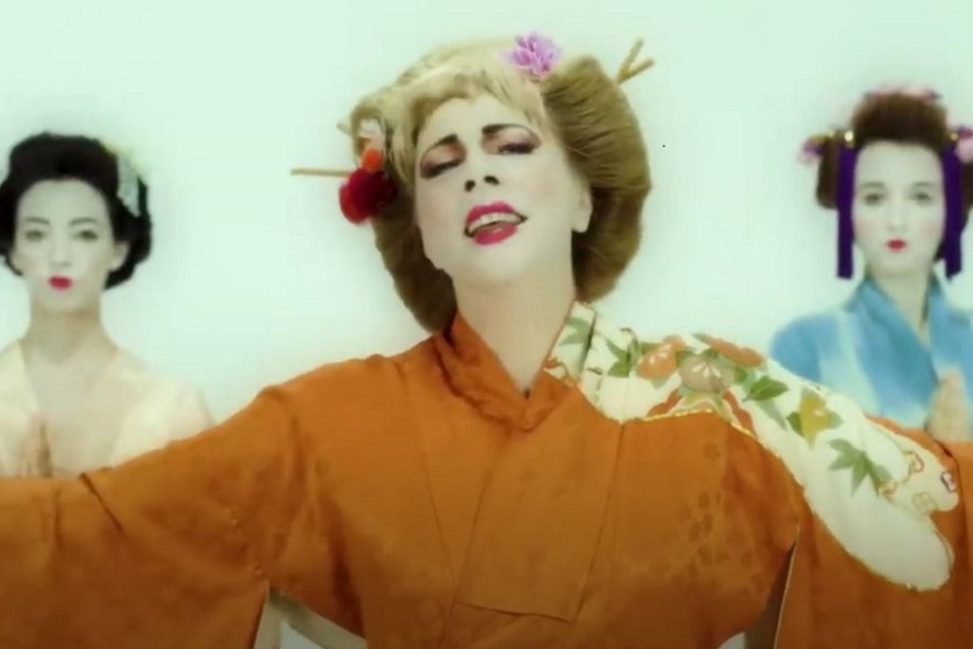 Σμαράγδα Καρύδη: Η... Γιαπωνέζα μοιράζει «ένα εκατομμύριο YEN» και κερνάει σούσι- Δείτε βίντεο