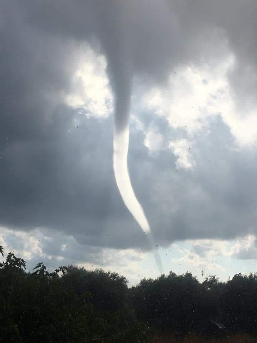 Καιρός: Εντυπωσιακός υδροστρόβιλος στην Ποτίδαια Χαλκιδικής - Δείτε βίντεο