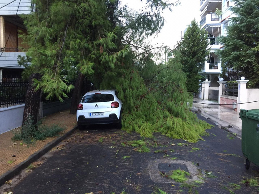 Κακοκαιρία στο Νέο Ηράκλειο: Τρεις τραυματίες και μεγάλες καταστροφές - Δείτε βίντεο