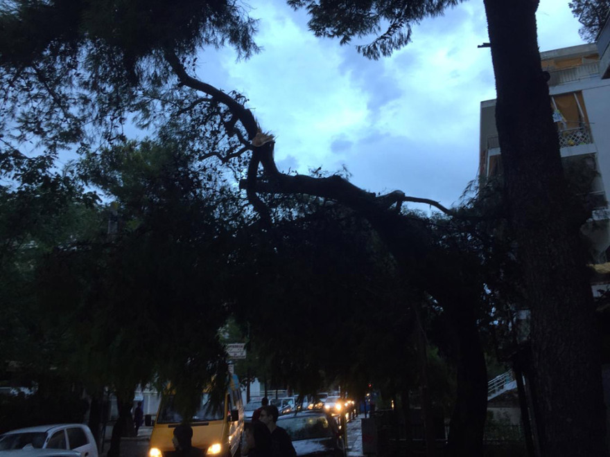 Κακοκαιρία στο Νέο Ηράκλειο: Τρεις τραυματίες και μεγάλες καταστροφές - Δείτε βίντεο