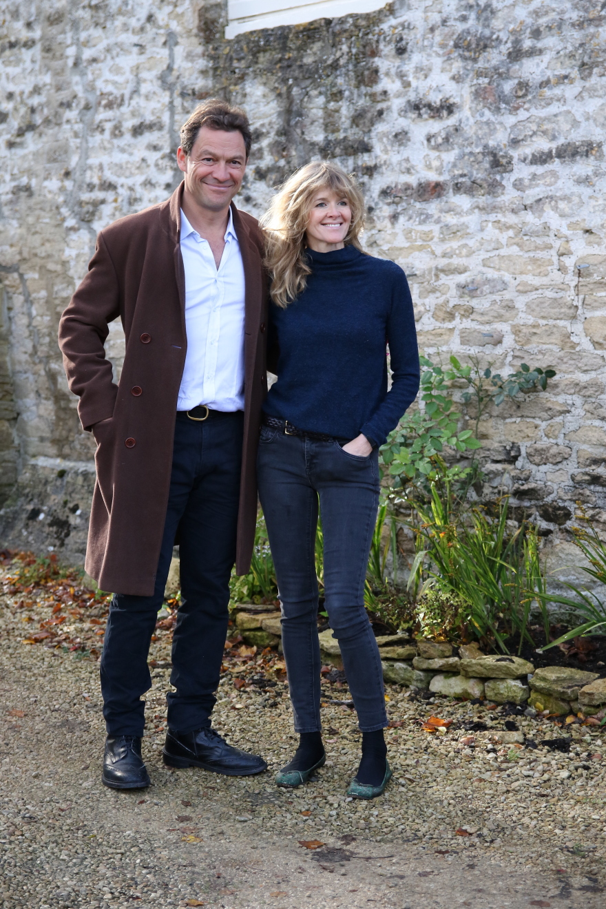 Nτομινίκ Γουέστ: Τη Δευτέρα φιλιόταν με την Λίλι Τζέιμς στη Ρώμη, την Τρίτη... με τη γυναίκα του στο σπίτι!