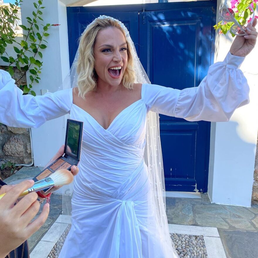 Ο Γιάννης Ζουγανέλης φωτογράφισε την κόρη του με το νυφικό στο σπίτι του συζύγου της στις Σπέτσες