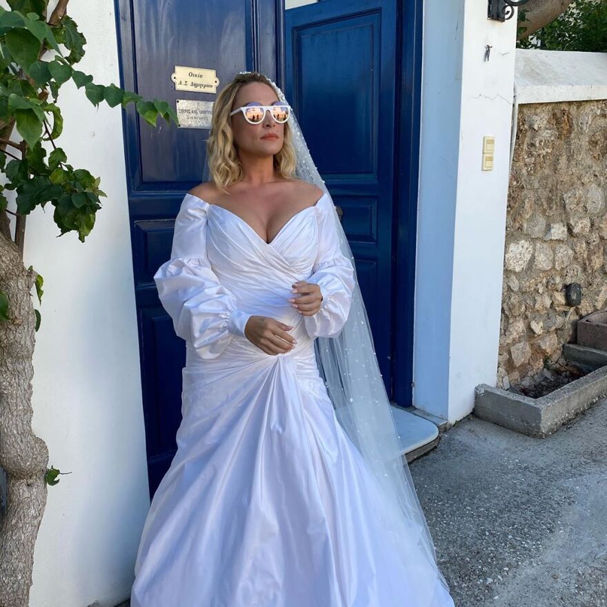 Ο Γιάννης Ζουγανέλης φωτογράφισε την κόρη του με το νυφικό στο σπίτι του συζύγου της στις Σπέτσες