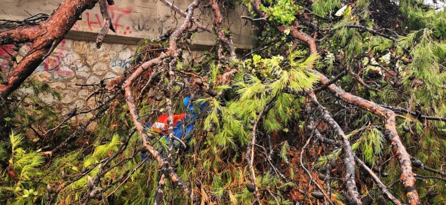 Κακοκαιρία στο Νέο Ηράκλειο: Τρεις τραυματίες και μεγάλες καταστροφές - Δείτε βίντεο