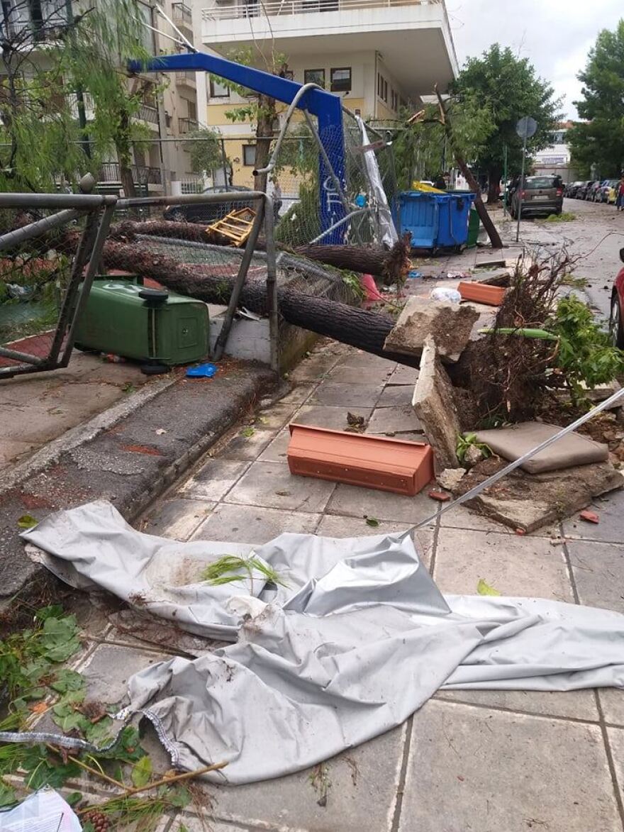 Κακοκαιρία στο Νέο Ηράκλειο: Τρεις τραυματίες και μεγάλες καταστροφές - Δείτε βίντεο