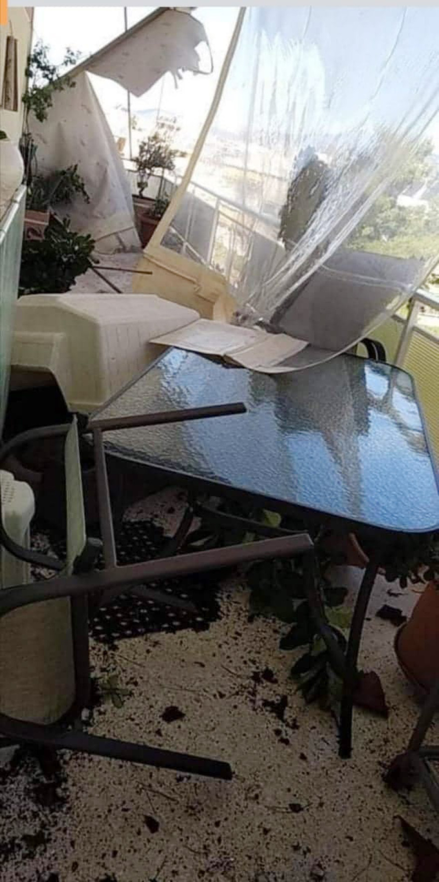 Κακοκαιρία στο Νέο Ηράκλειο: Δείτε το διαμέρισμα στο οποίο τραυματίστηκε σοβαρά γυναίκα