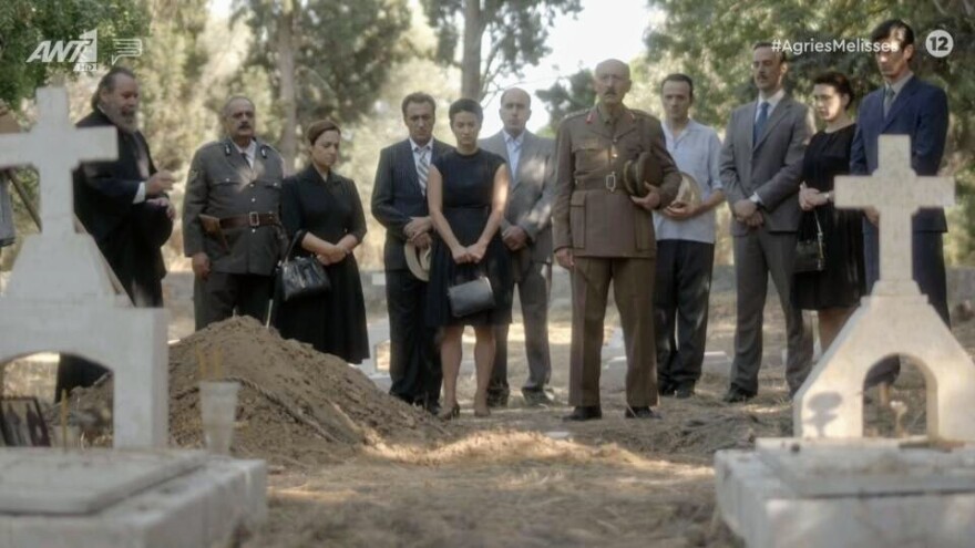 Άγριες Μέλισσες: Η συνταρακτική σκηνή από την κηδεία του Κυπραίου που αποθέωσε το Twitter