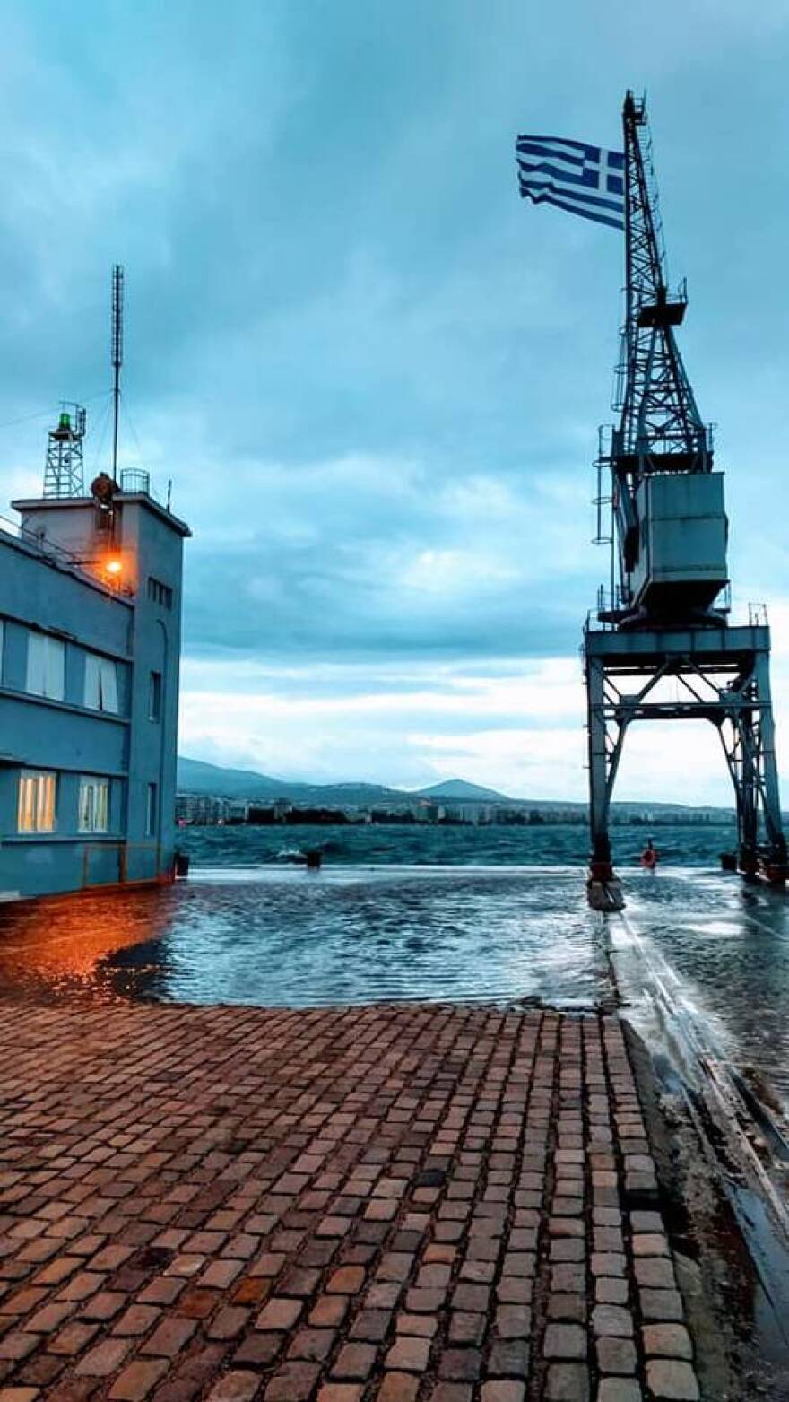 Κακοκαιρία στη Θεσσαλονίκη: Ο Θερμαϊκός βγήκε στη… στεριά - Δείτε φωτογραφίες