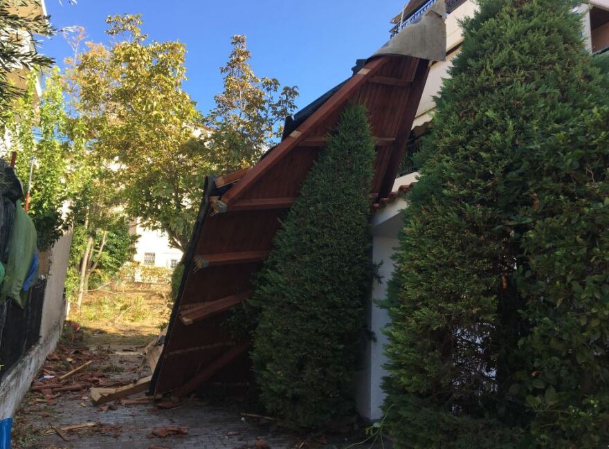 Κακοκαιρία στο Νέο Ηράκλειο: Τρεις τραυματίες και μεγάλες καταστροφές - Δείτε βίντεο