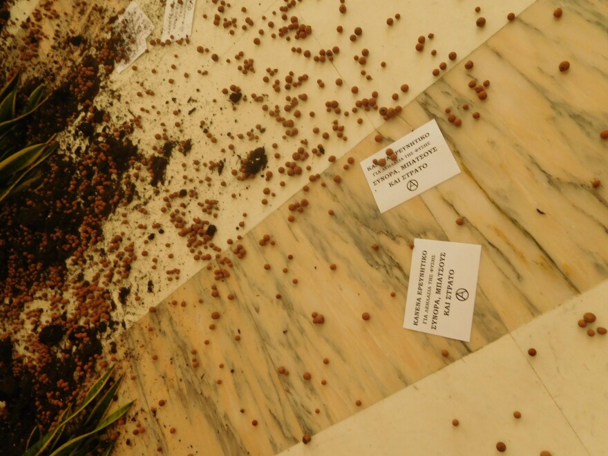 Πολυτεχνείο: Εικόνες καταστροφής από την εισβολή αναρχικών στο γραφείο του πρύτανη