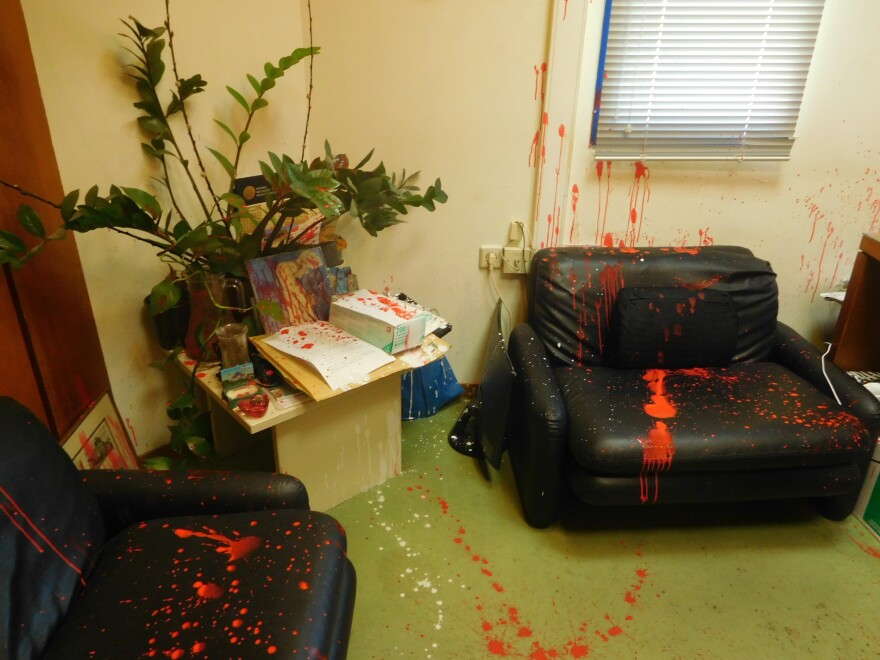 Πολυτεχνείο: Εικόνες καταστροφής από την εισβολή αναρχικών στο γραφείο του πρύτανη