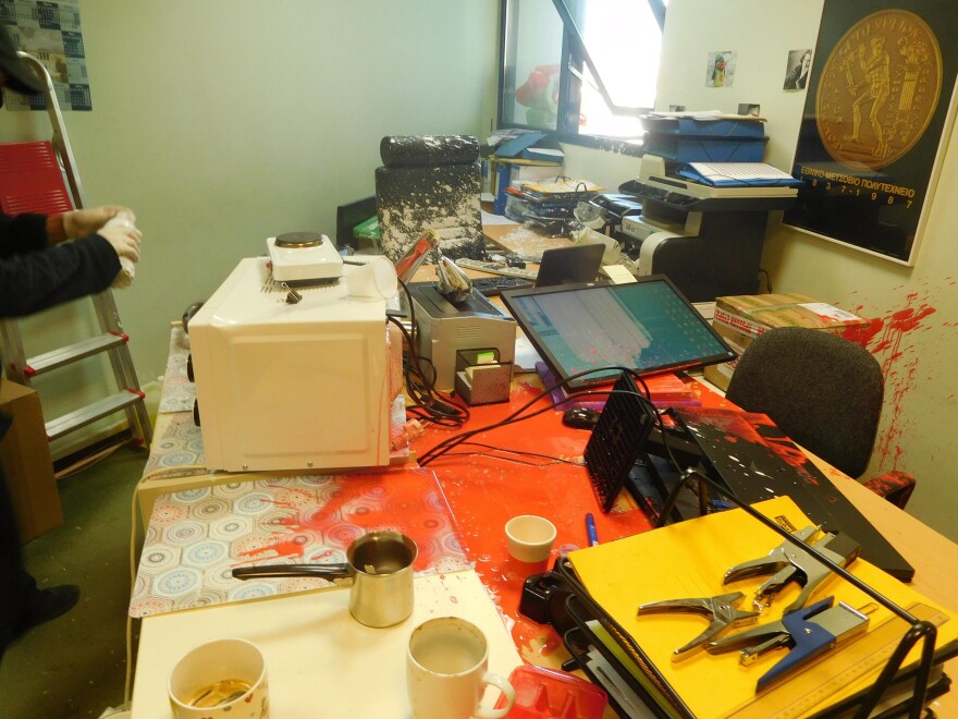 Πολυτεχνείο: Εικόνες καταστροφής από την εισβολή αναρχικών στο γραφείο του πρύτανη