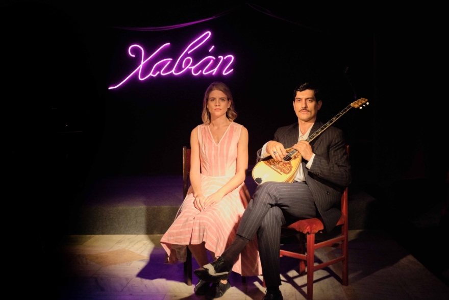 Άγριες Μέλισσες: Οι πρώτες φωτογραφίες της Δρόσως, να τραγουδάει σε καμπαρέ στην Τρούμπα