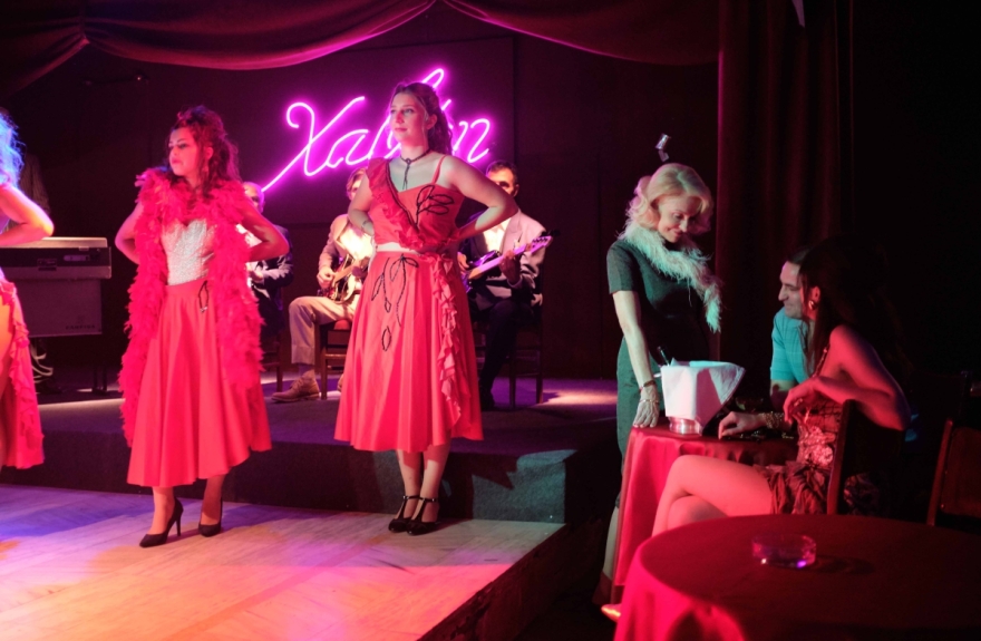 Άγριες Μέλισσες: Οι πρώτες φωτογραφίες της Δρόσως, να τραγουδάει σε καμπαρέ στην Τρούμπα