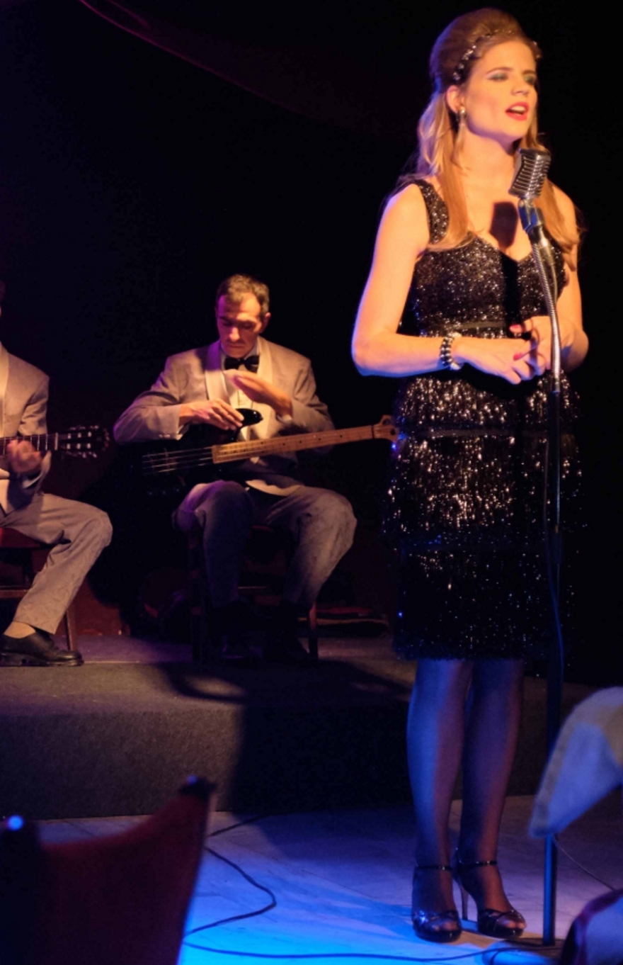 Άγριες Μέλισσες: Οι πρώτες φωτογραφίες της Δρόσως, να τραγουδάει σε καμπαρέ στην Τρούμπα