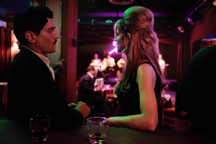 Άγριες Μέλισσες: Οι πρώτες φωτογραφίες της Δρόσως, να τραγουδάει σε καμπαρέ στην Τρούμπα