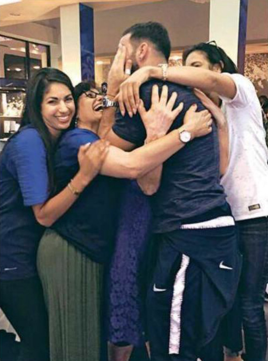 Ο Αντίλ Ραμί βγάζει στη φόρα τα άπλυτα της Πάμελα Άντερσον 