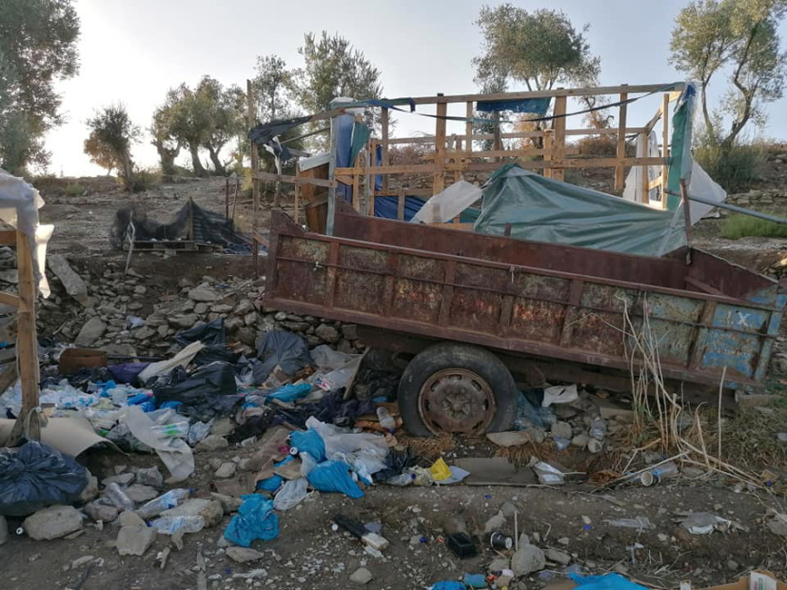 Μόρια: Τόνοι σκουπιδιών παραμένουν στο κατεστραμμένο ΚΥΤ - Δείτε φωτογραφίες