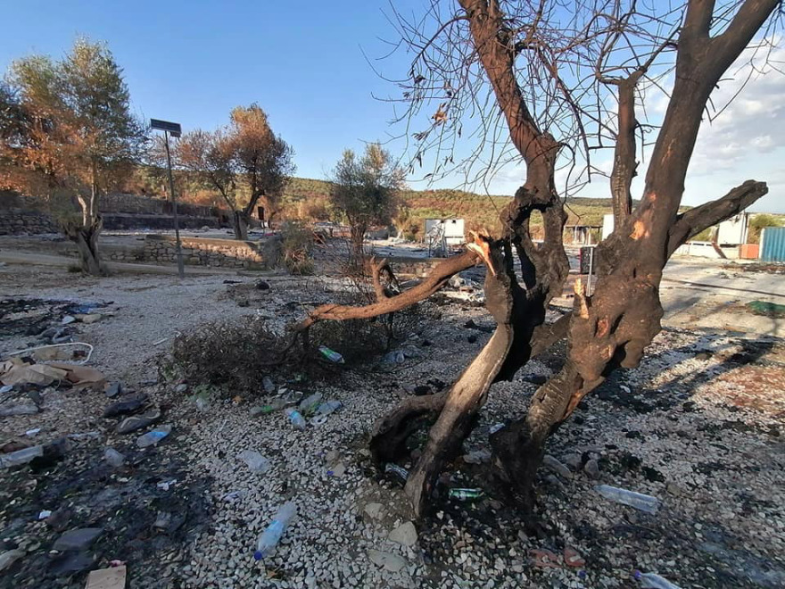 Μόρια: Τόνοι σκουπιδιών παραμένουν στο κατεστραμμένο ΚΥΤ - Δείτε φωτογραφίες