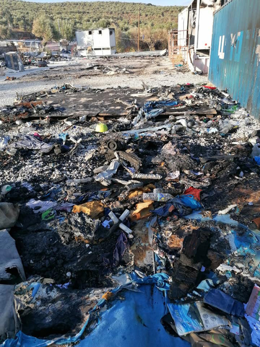 Μόρια: Τόνοι σκουπιδιών παραμένουν στο κατεστραμμένο ΚΥΤ - Δείτε φωτογραφίες